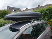 PerfectFit coffre de toit 500 liter + PerfectFit barres de toit BMW i5 Touring &agrave; partir de 2024