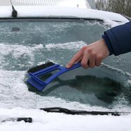Brosse &agrave; neige avec grattoir &agrave; glace