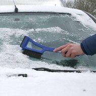 Brosse &agrave; neige avec grattoir &agrave; glace